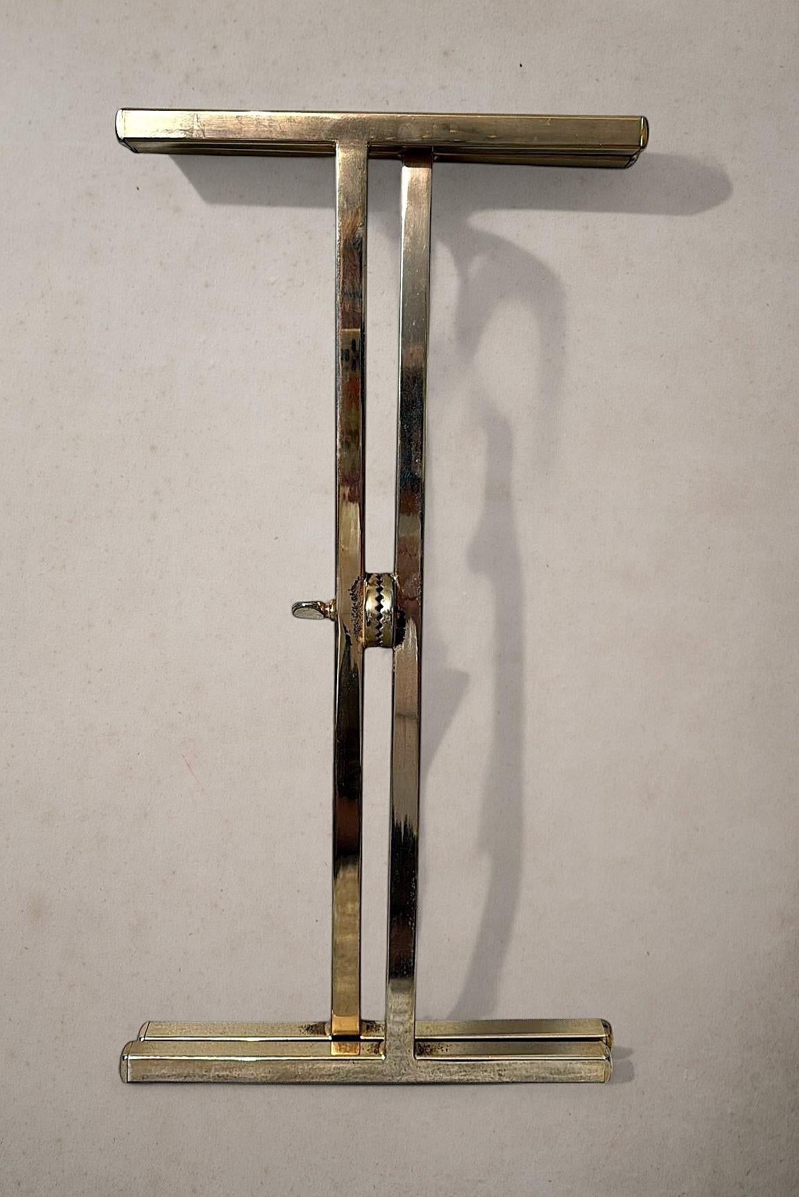 Foldes italiens de style Christian Dior avec plateau à paille en lucite et en viennoiserie en vente 9