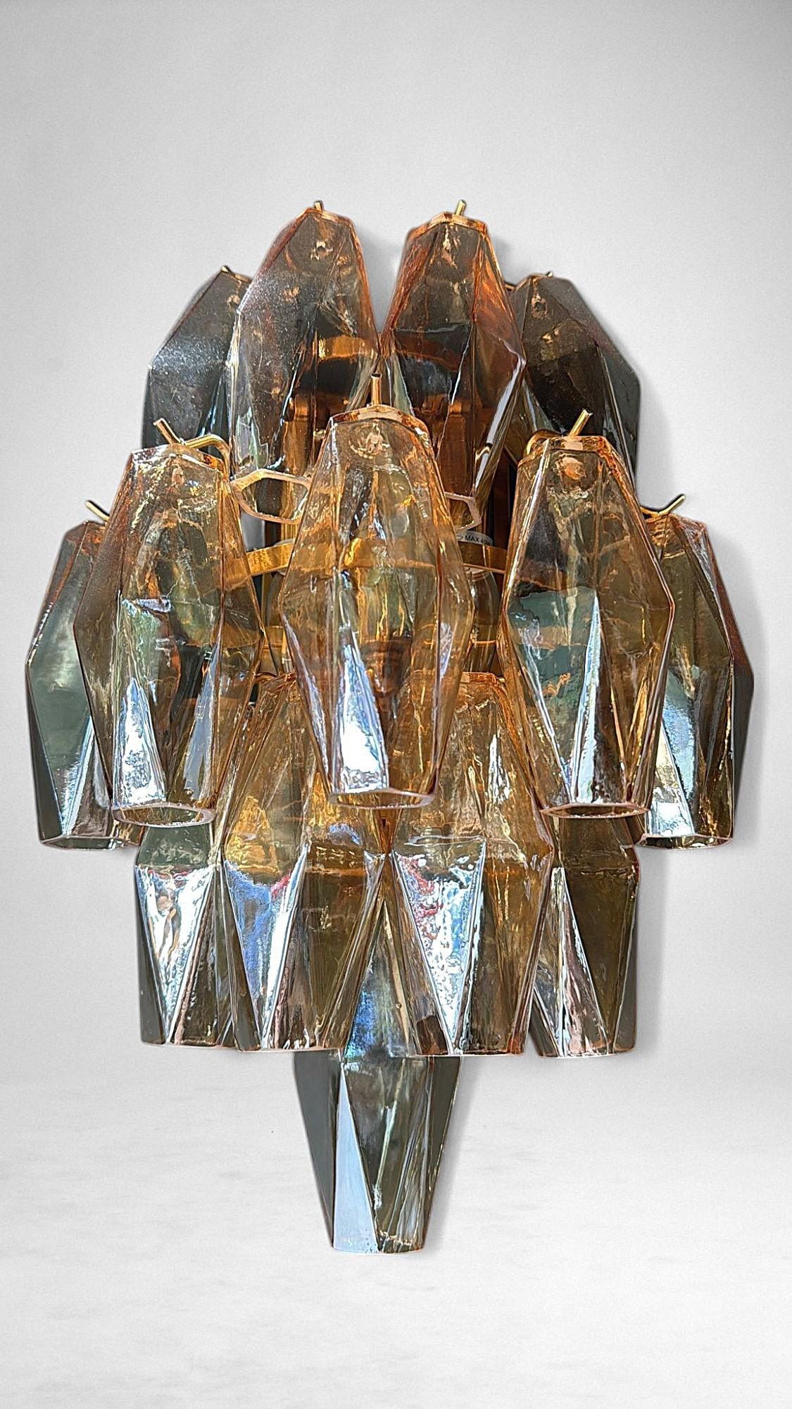 Mid-Century moderno Applique da parete in stile Venini con poliedri in vetro di Murano e cornice in ottone in vendita