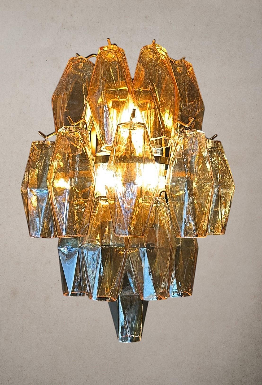 Fatto a mano Applique da parete in stile Venini con poliedri in vetro di Murano e cornice in ottone in vendita
