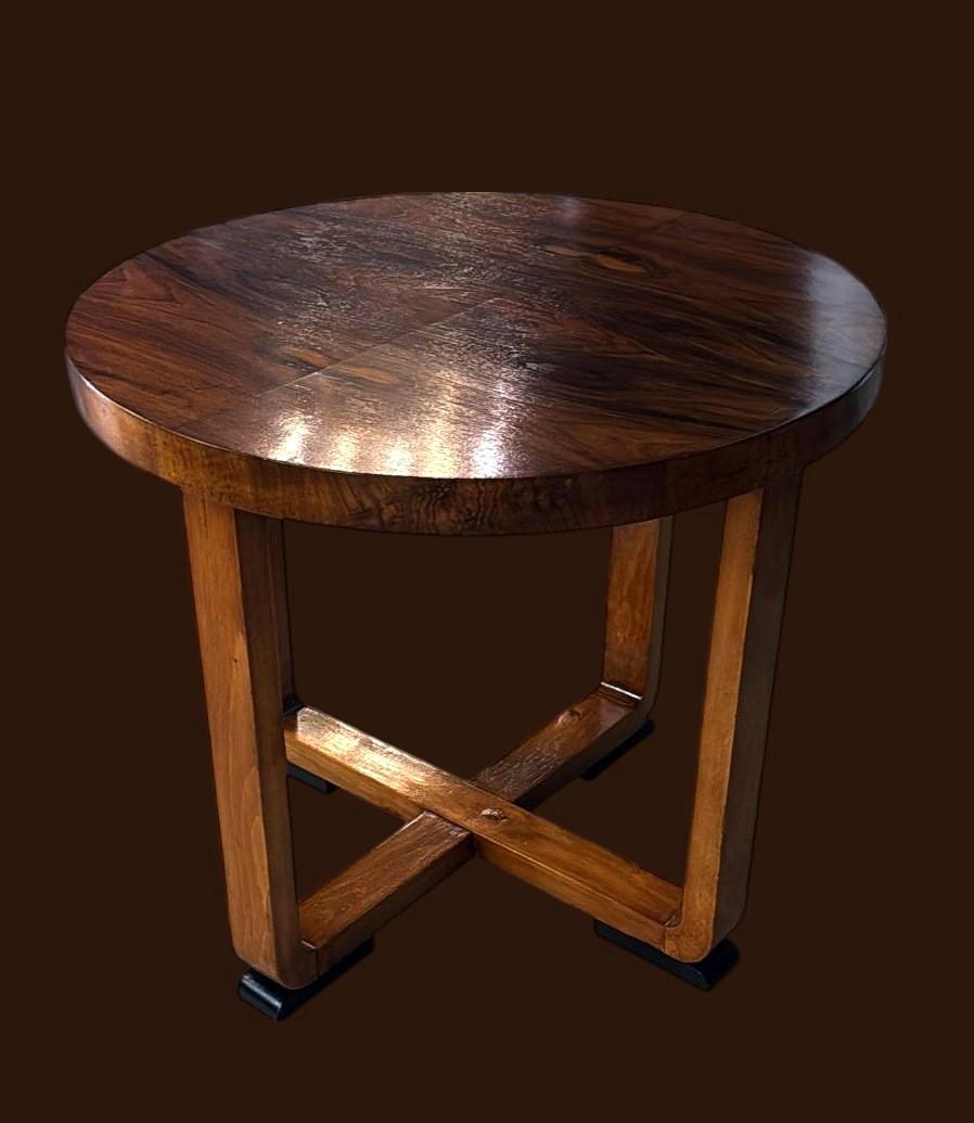 Elegant and refined Italian Art Deco coffee table, crafted between 1930 and 1935 in an artisan workshop in Lissone (Monza-Brianza), a historic district renowned for its high-quality woodworking tradition.
The table features clean, well-balanced