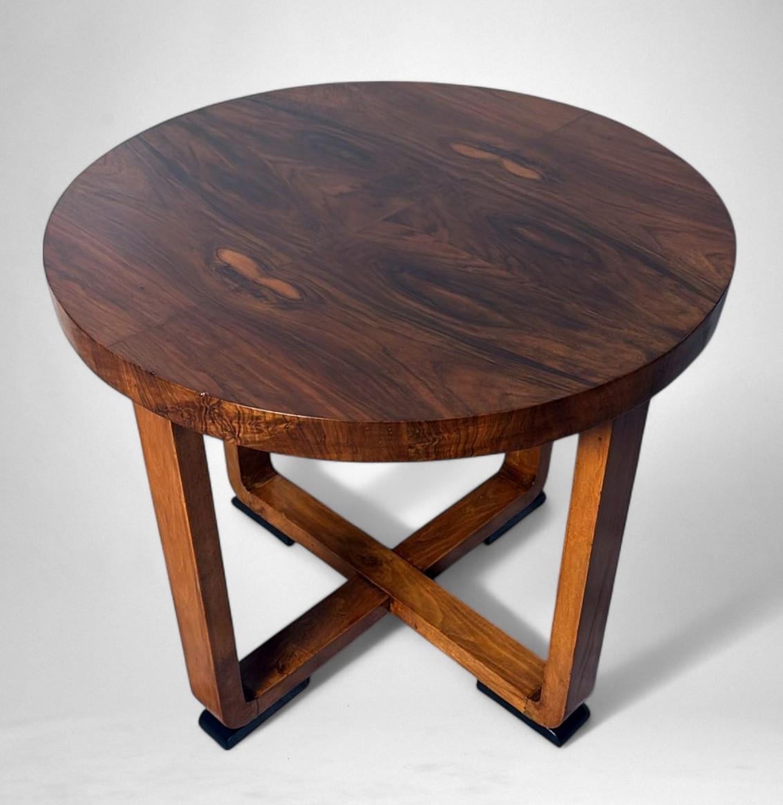 Veneer Art Deco Round Italian Walnut Coffee Table For Sale