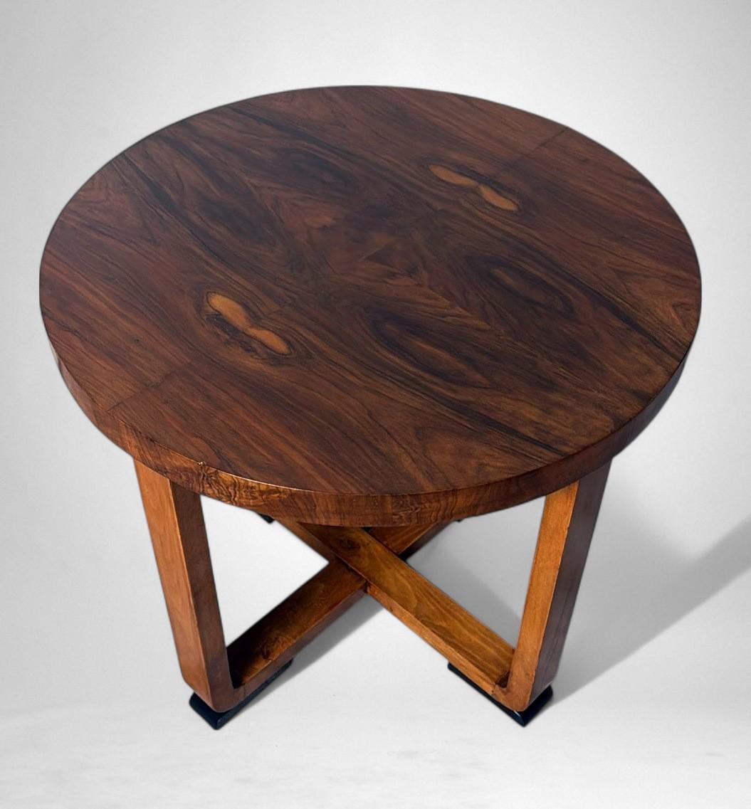 20th Century Art Deco Round Italian Walnut Coffee Table For Sale