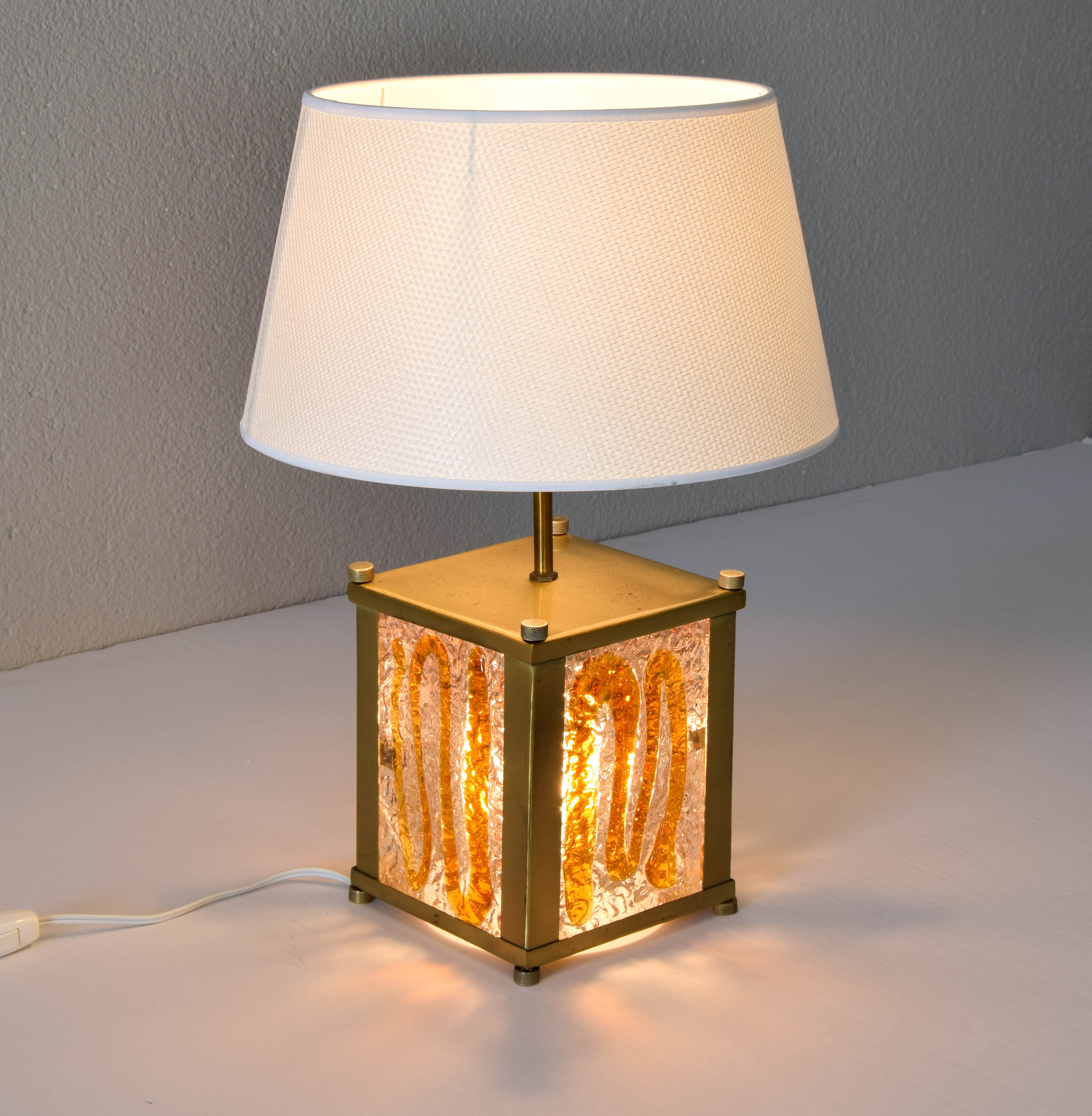Lampe de bureau moderne italienne Mazzega en verre de Murano ambré et laiton de style Zuccheri  en vente