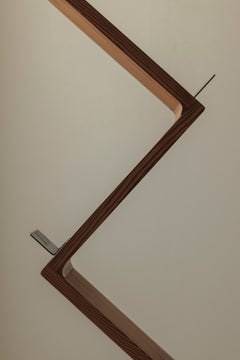 Scaffale per riviste dal design scultoreo ispirato all’iconico modello “Zink” di Jonas Bohlin, anni ’80