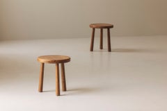 Un set scultoreo composto da due sgabelli in rovere massiccio, realizzati in Francia negli anni ’60.