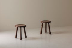 Juego de dos taburetes de olmo macizo con patas en forma de trípode, procedentes de Francia, que datan de la década de 1960