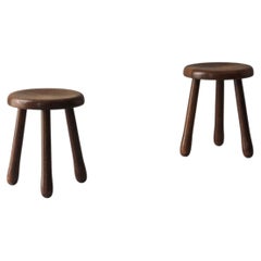 Juego de dos taburetes de olmo macizo con patas en forma de trípode, procedentes de Francia, que datan de la década de 1960