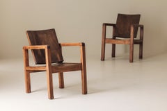 Par de sillones modernistas franceses de caoba que datan de la década de los 50.