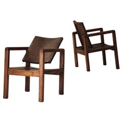 Par de sillones modernistas franceses de caoba que datan de la década de los 50.