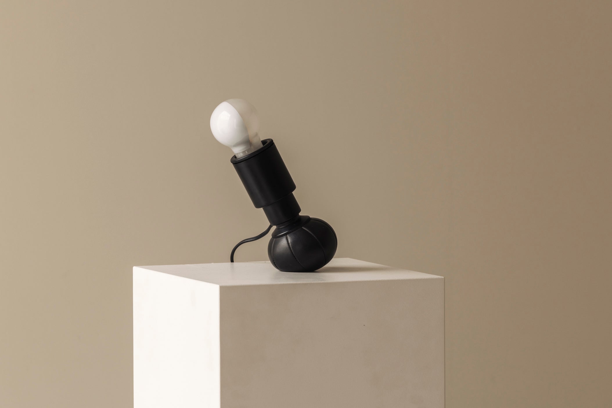 Iconic Model 600 table lamp designed by Gino Sarfatti for Arteluce