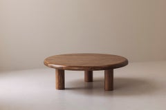 Table basse ronde sculpturale en chêne massif, époque Perriand et Chapo, années 1960
