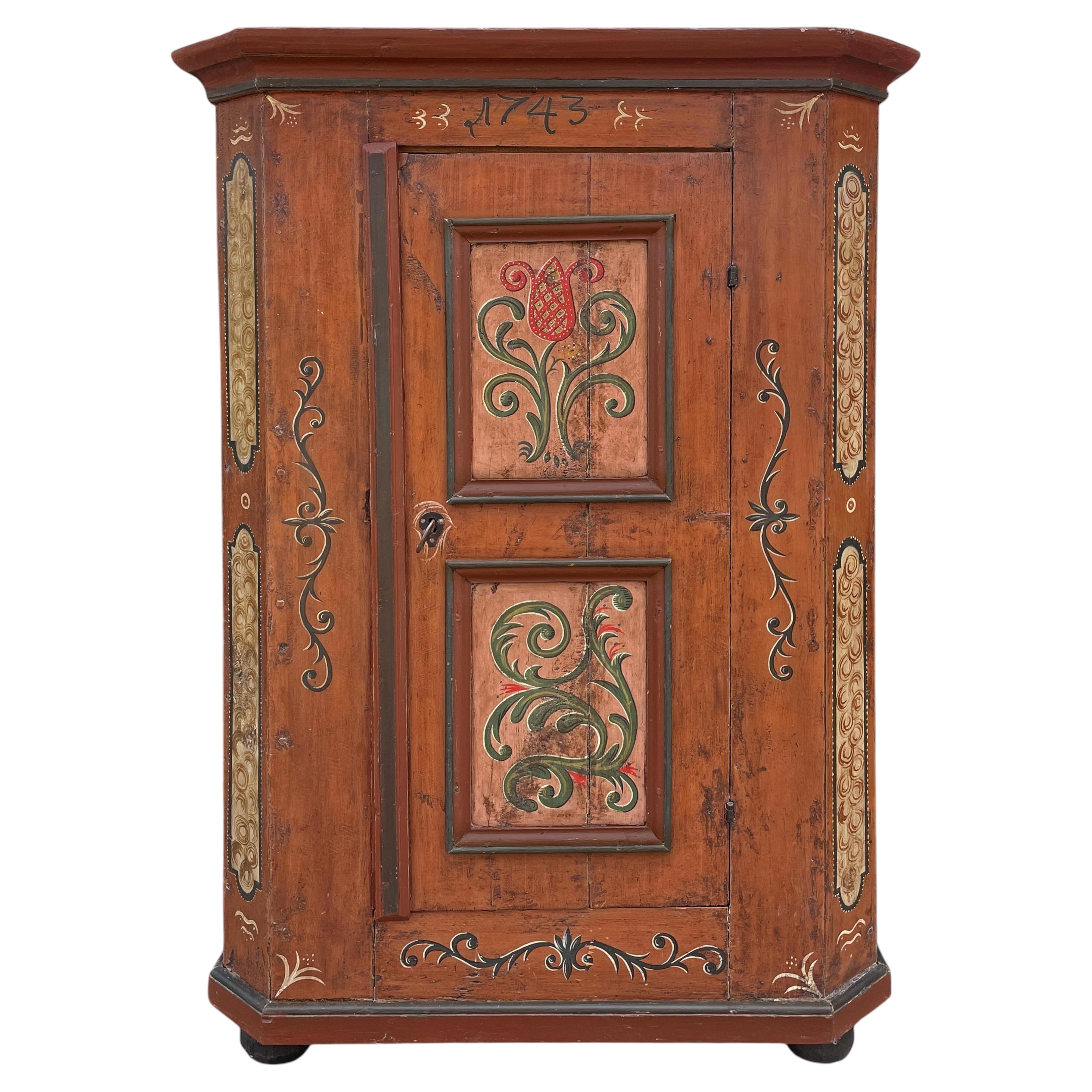 1743 : Armoire peinte à motifs floraux, style alpin (Nord de l'Italie)