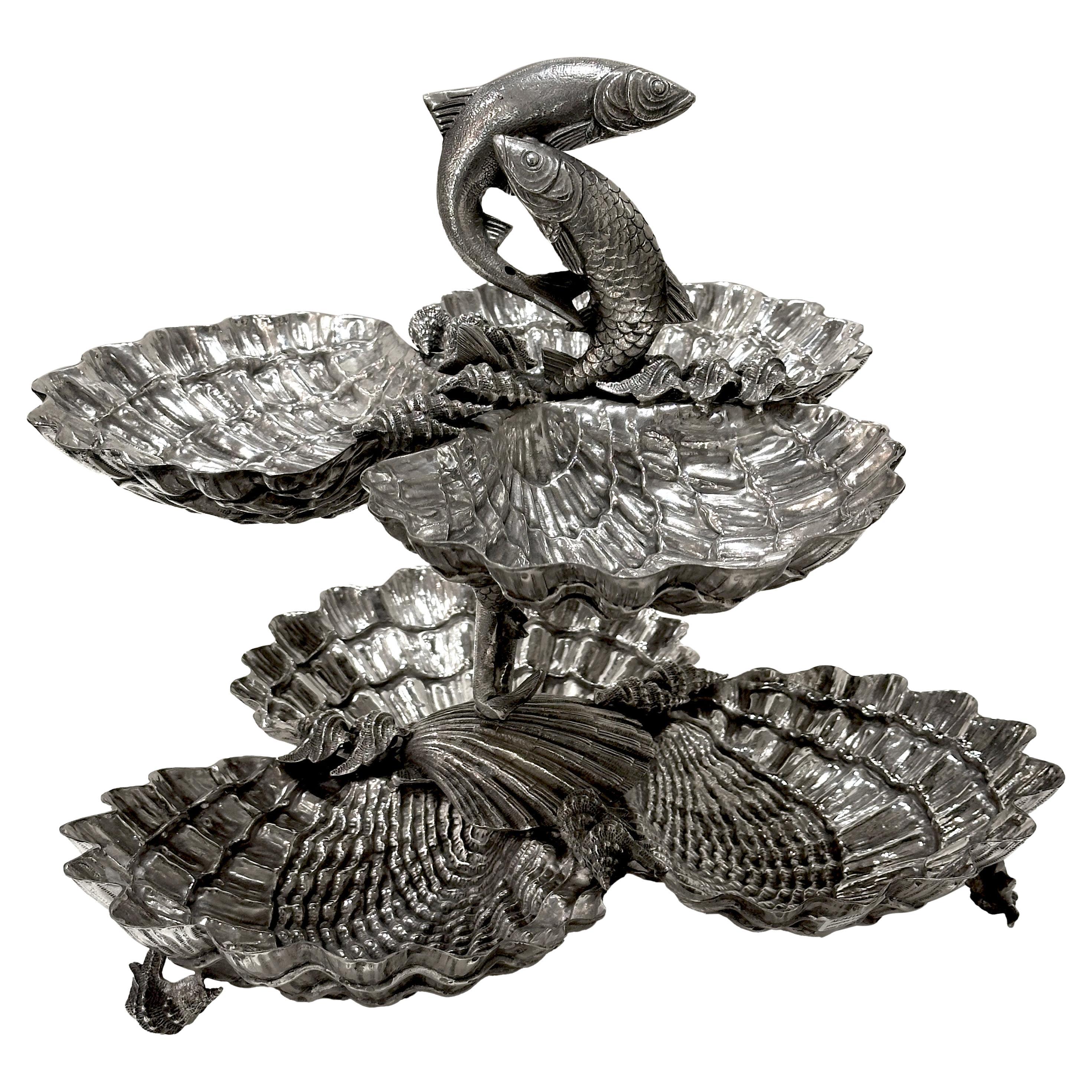 Elegante fuente plateada de Franco Lapini, con seis conchas finamente esculpidas que se apoyan en una composición de peces entrelazados. Esta pieza excepcional combina a la perfección la elegancia y la artesanía italiana del siglo XX. Los minuciosos