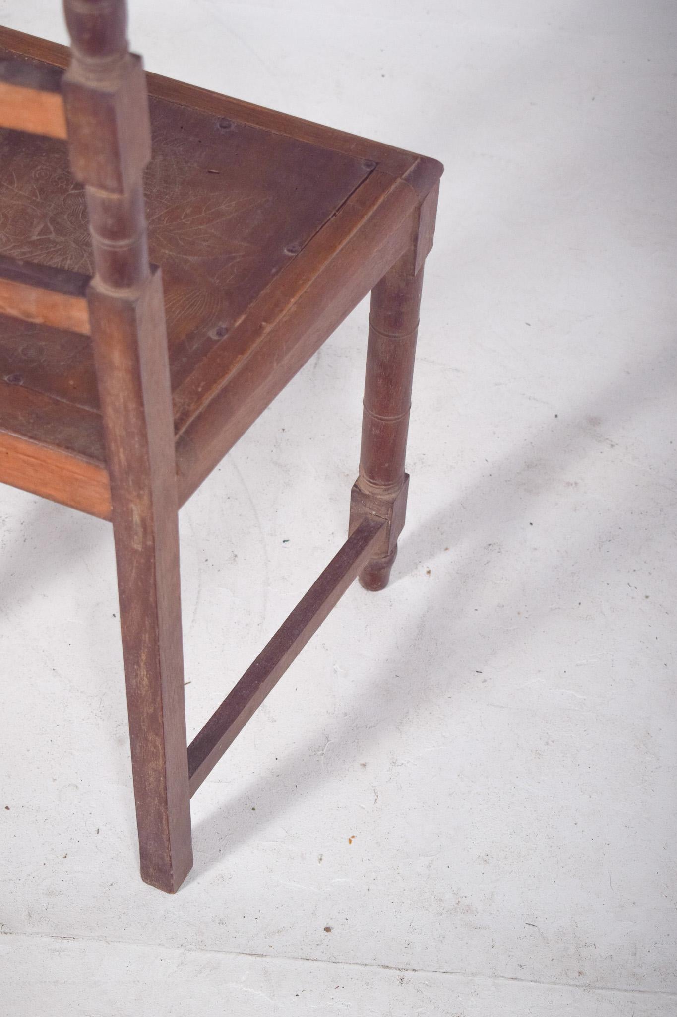 Legno Sedia con schienale alto del XX secolo con sedile inciso in vendita