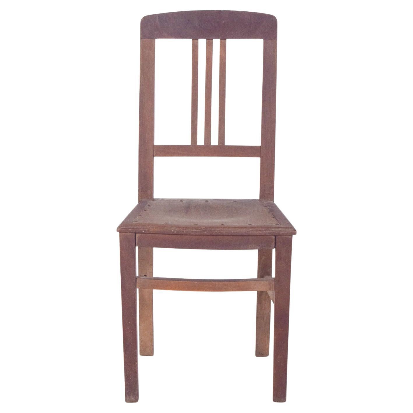 Chaise en bois du 20e siècle avec assise cloutée