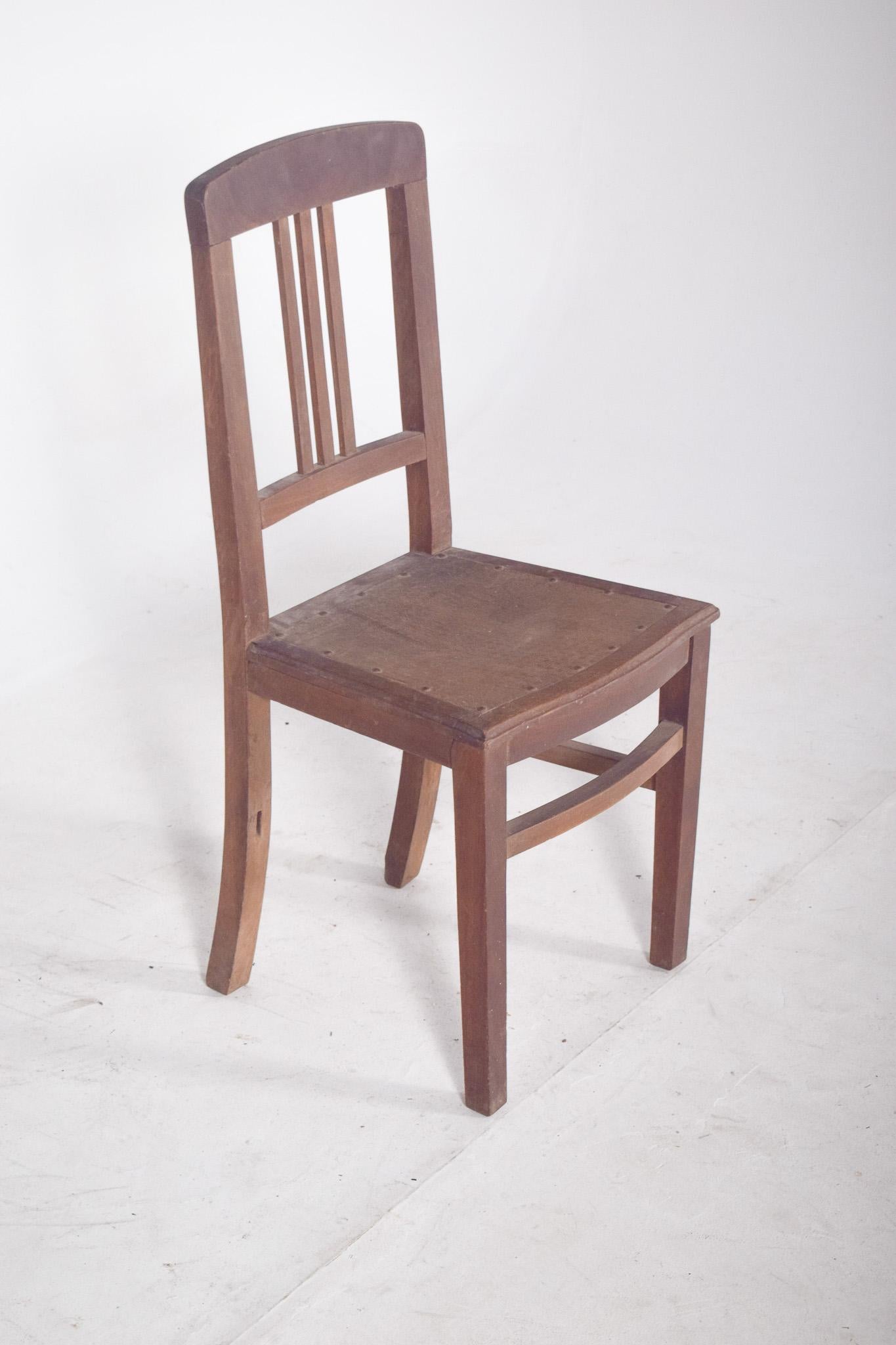 Portugais Chaise en bois du 20e siècle avec assise cloutée en vente