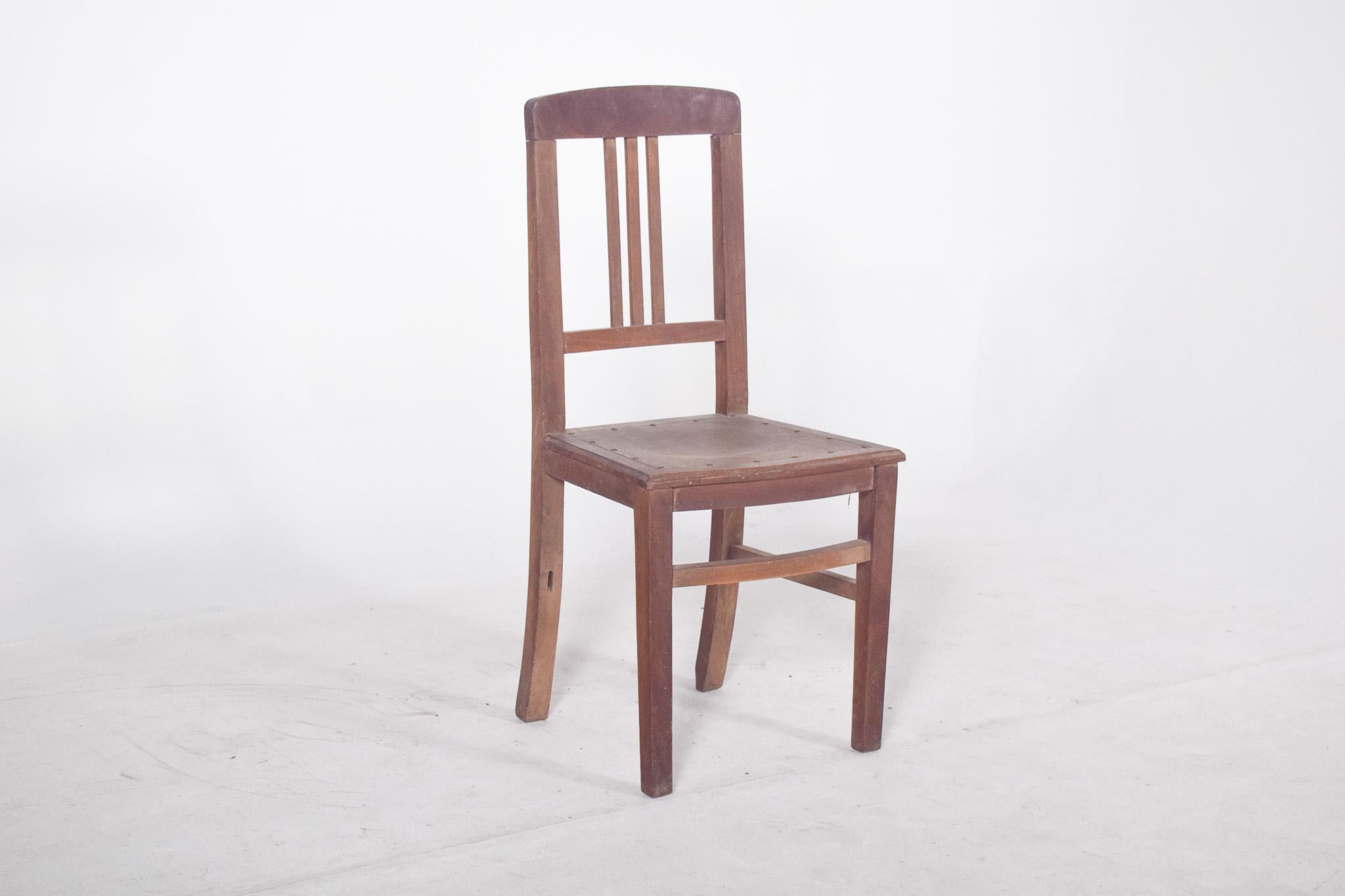 Mid-Century Modern Chaise en bois du 20e siècle avec assise cloutée en vente