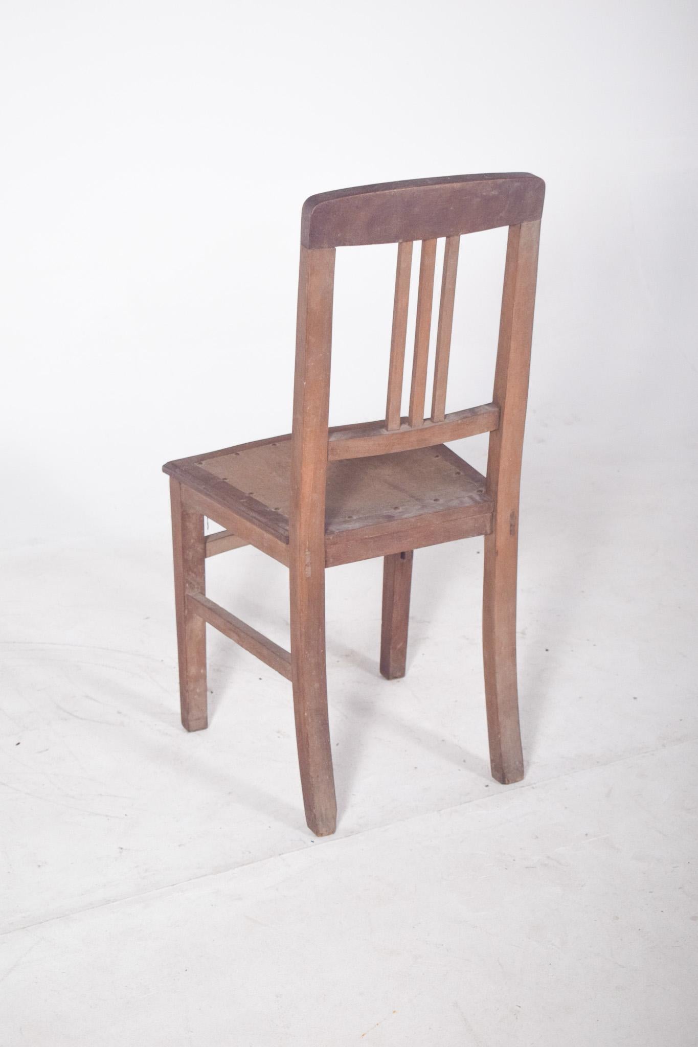 Fin du 20e siècle Chaise en bois du 20e siècle avec assise cloutée en vente