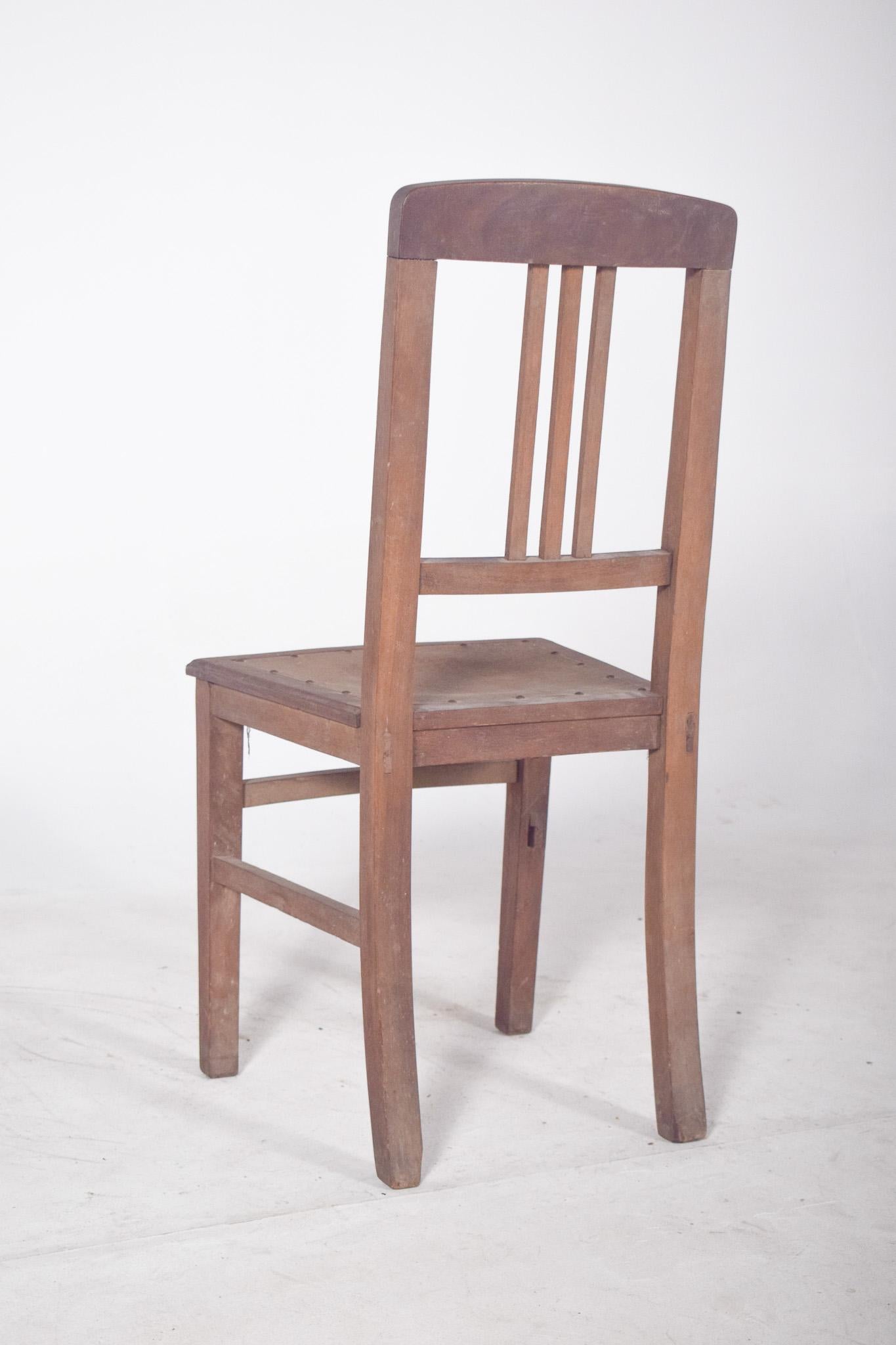 Bois Chaise en bois du 20e siècle avec assise cloutée en vente