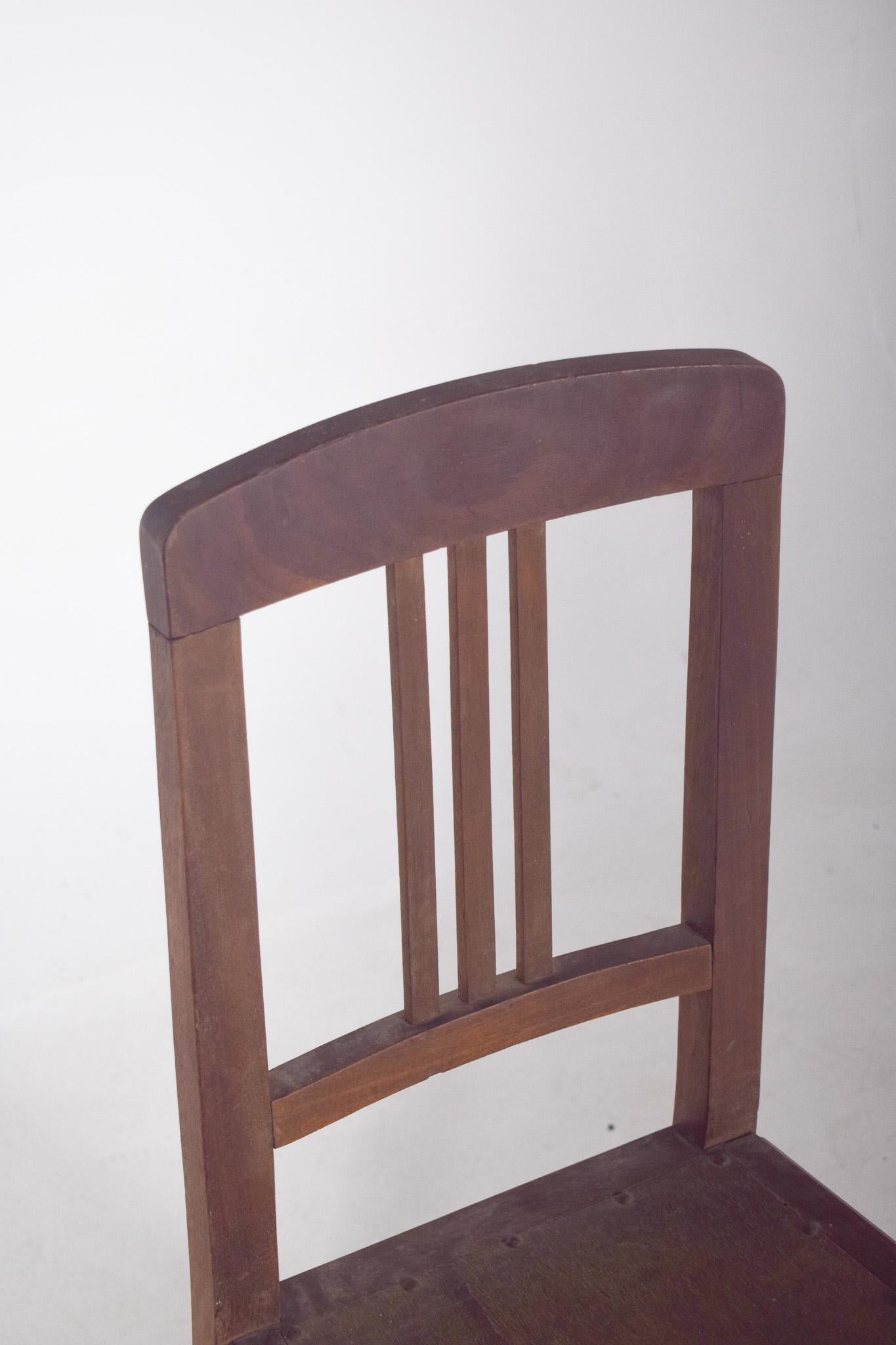 Chaise en bois du 20e siècle avec assise cloutée État moyen - En vente à Lisboa, Lisboa