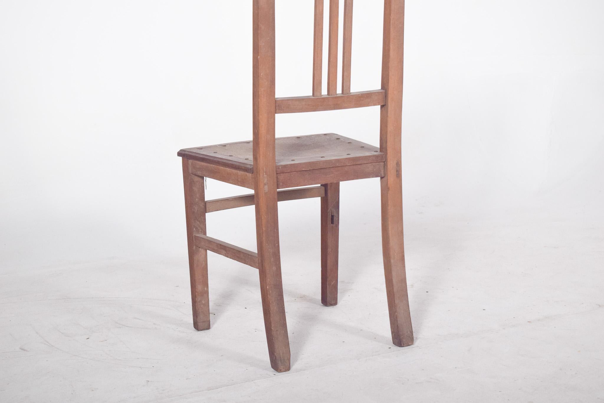 Chaise en bois du 20e siècle avec assise cloutée en vente 2