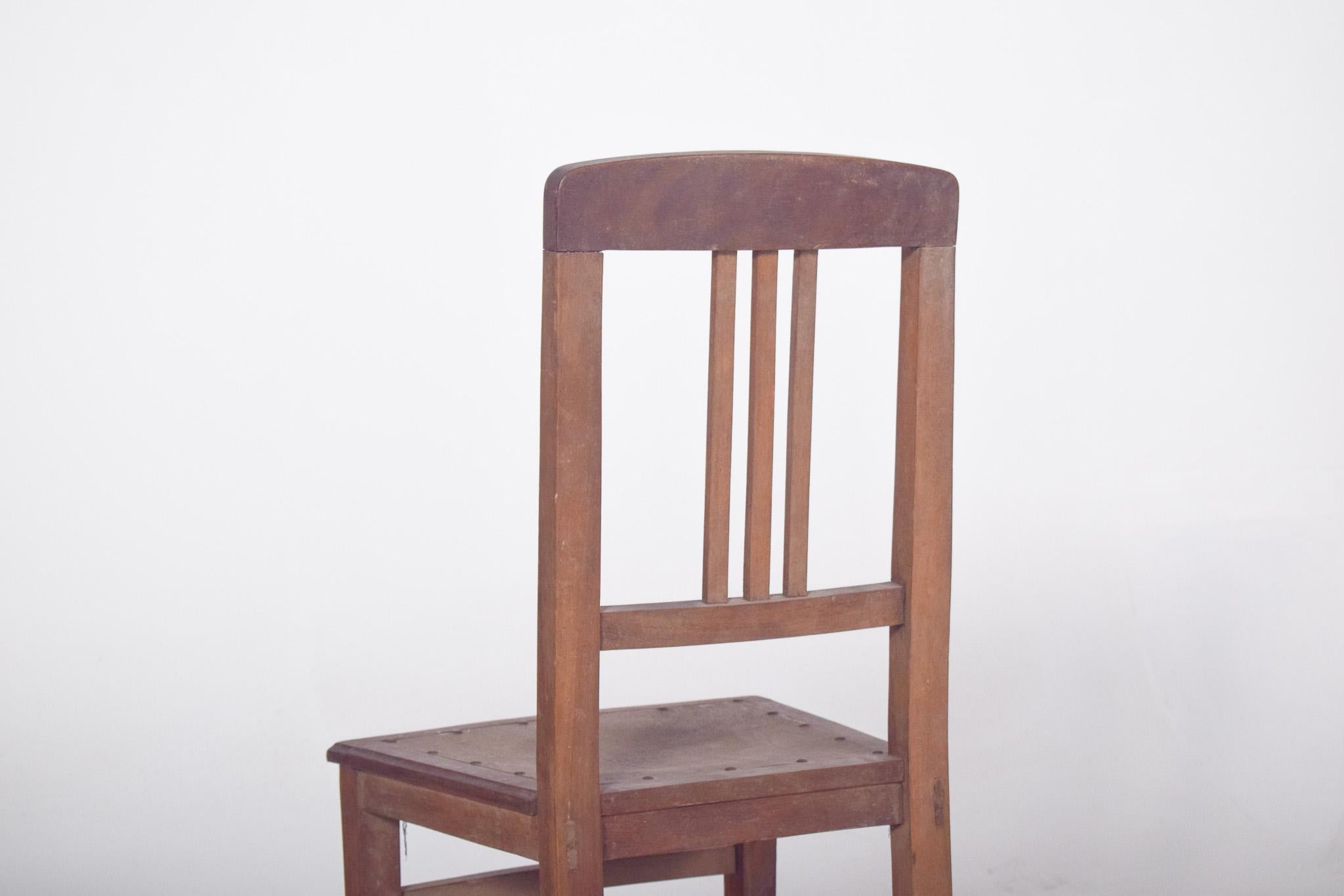 Chaise en bois du 20e siècle avec assise cloutée en vente 1