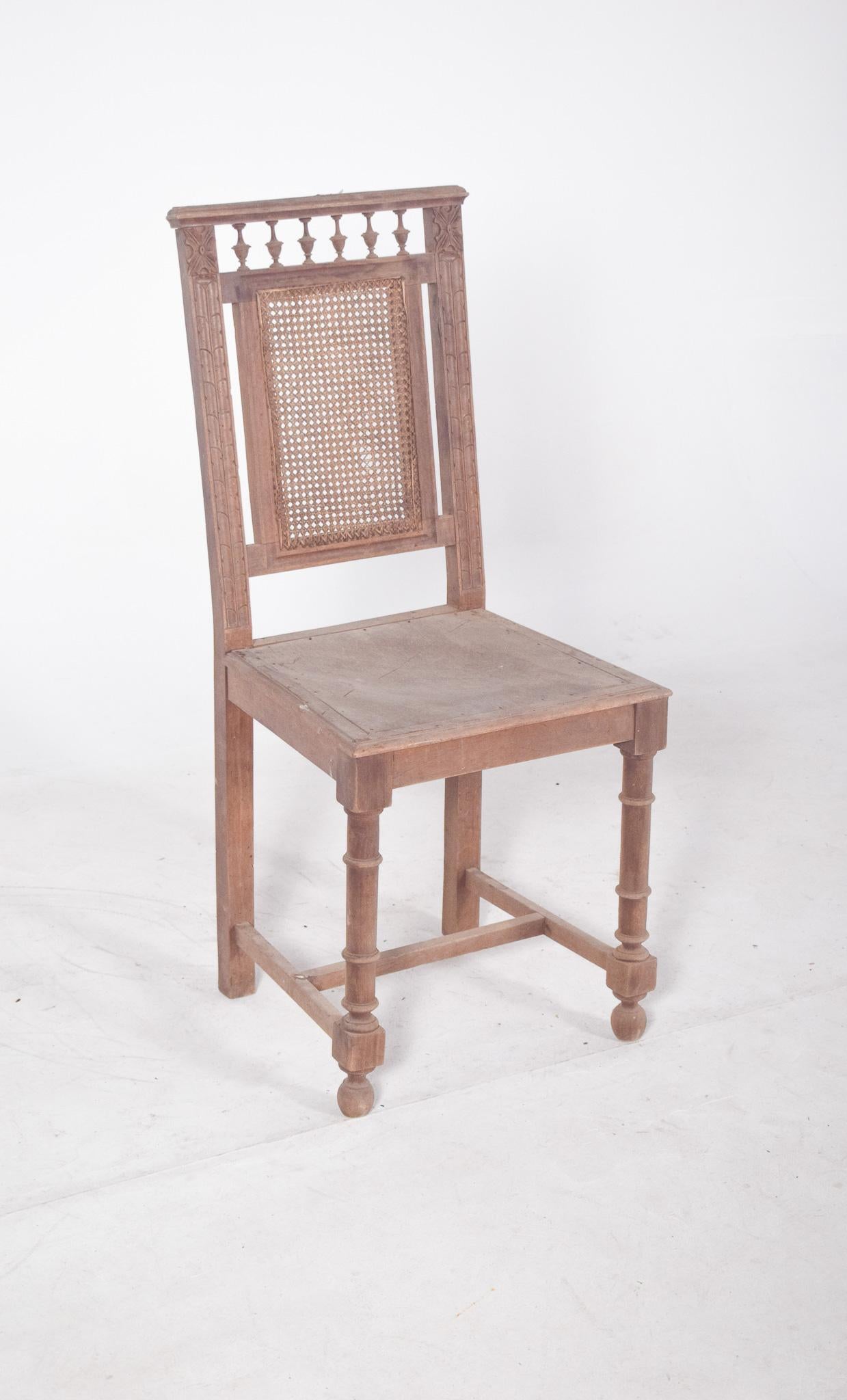 Sedia con schienale in paglia. Schienale alto e dritto, decorato nella parte superiore da piccole balaustre tornite tra due barre orizzontali, che conferiscono leggerezza all'insieme. Le colonne laterali dello schienale presentano intagli discreti e