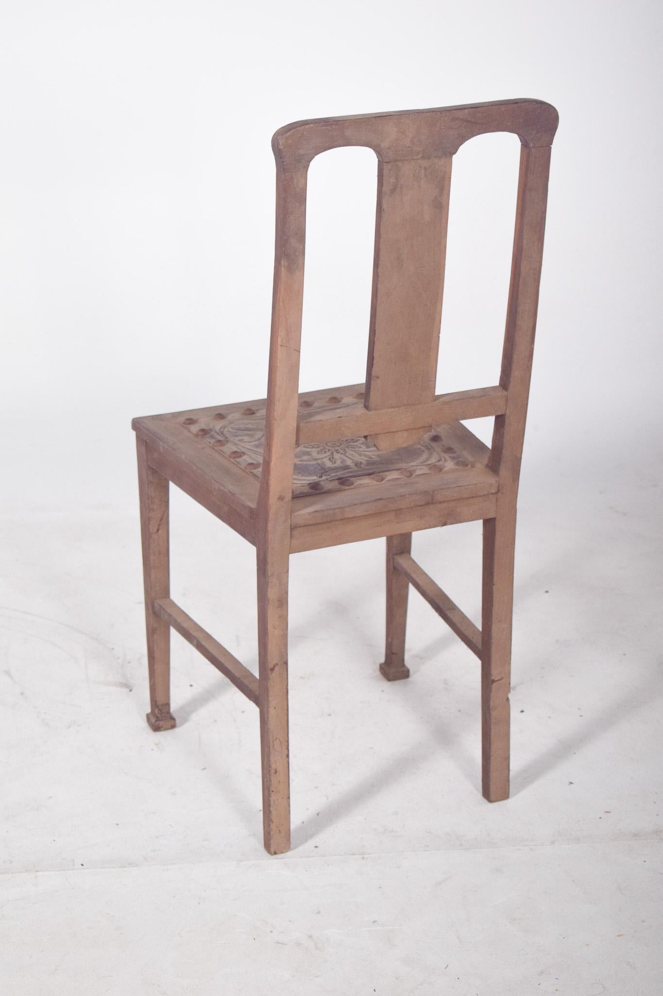Legno Sedia del XX secolo con sedile in rilievo e decorazioni in chiodo in vendita