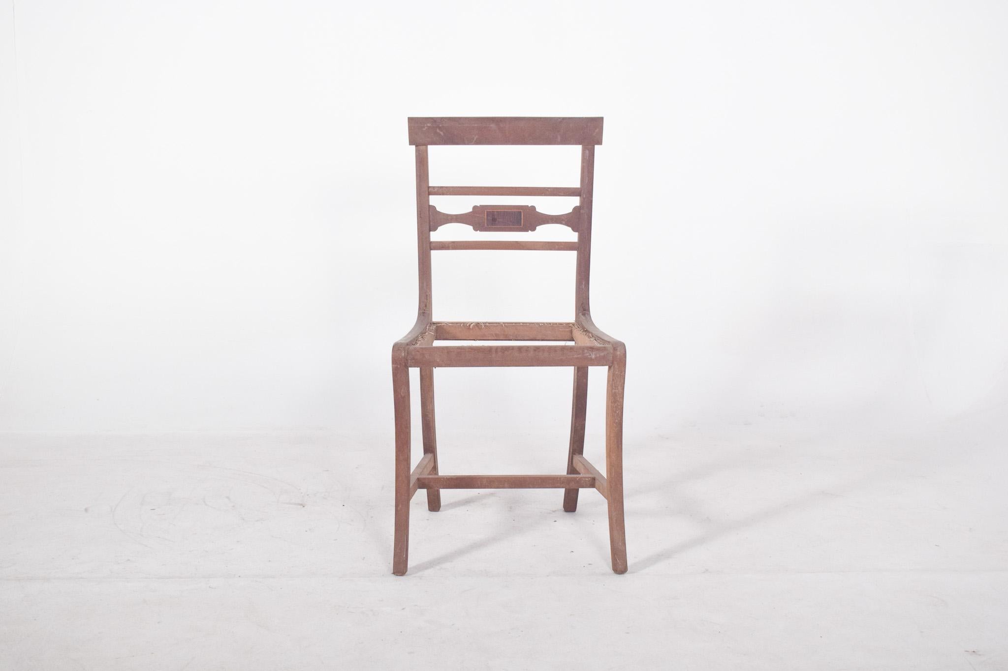 Chaise de salle à manger à dossier incliné. Avec une structure légère et des lignes douces et élégantes, datant probablement du début du XXe siècle, le dossier est composé de trois lattes horizontales, celle du milieu étant la plus élaborée, avec