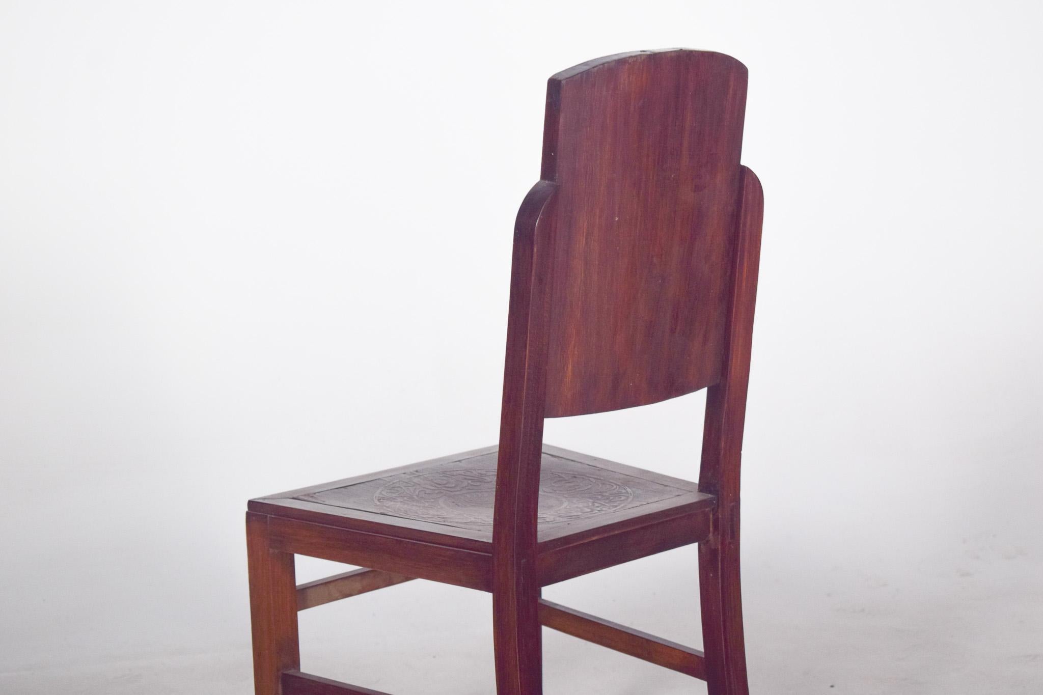 Bois Chaise du 20e siècle avec assise en cuir gaufré en vente