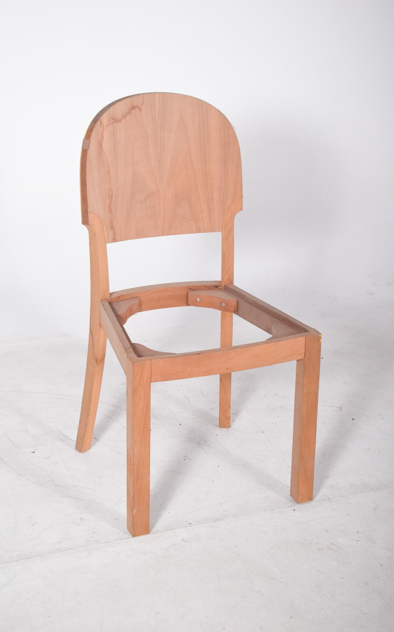 Chaise de style déco en bois clair. Avec un design contemporain et des lignes légères, il équilibre douceur et fonctionnalité. Le dossier incurvé présente des lignes épurées et des bords légèrement arrondis, offrant un confort visuel et structurel.