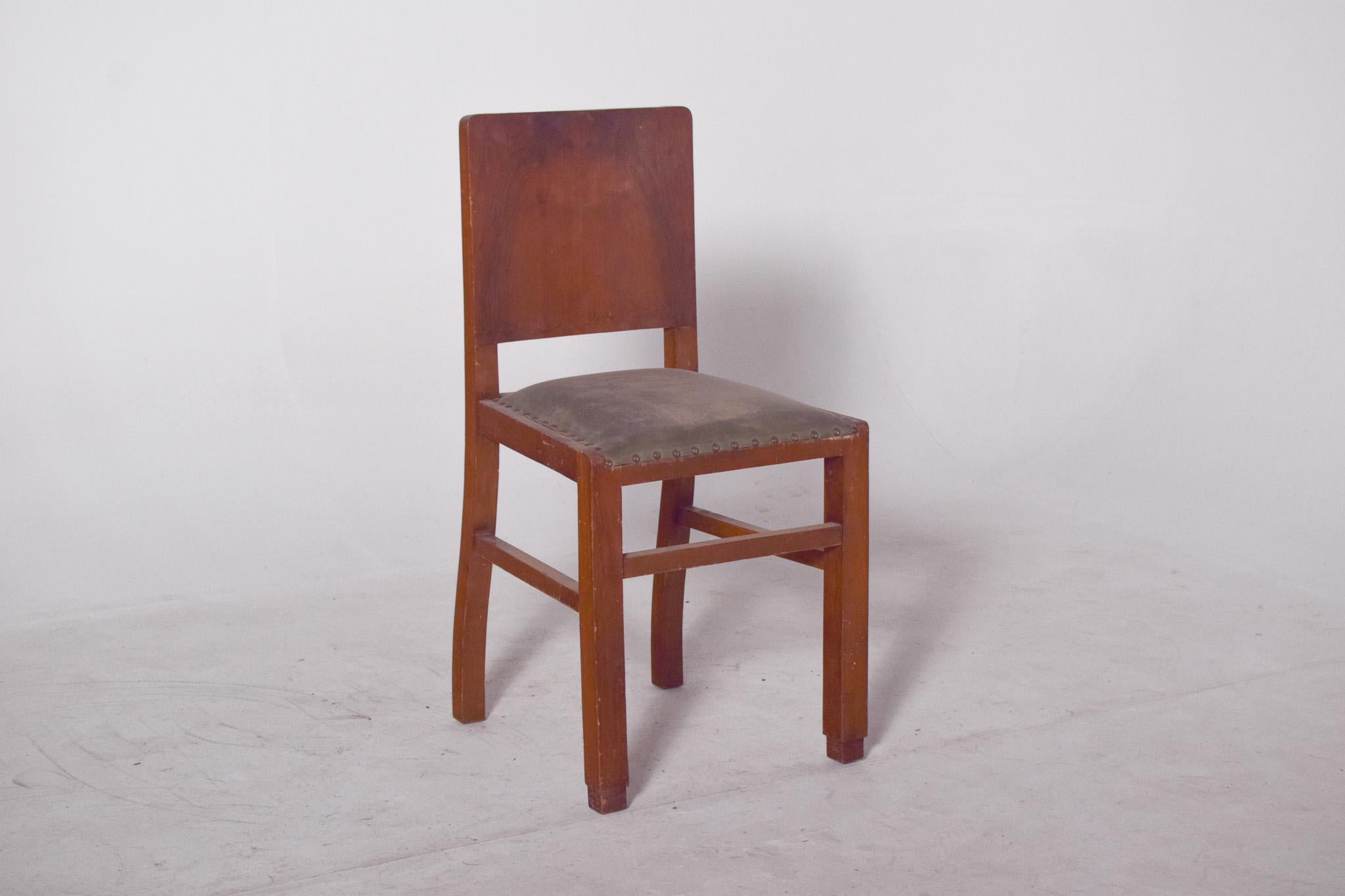 Mid-Century Modern Chaise du 20ème siècle avec tapisserie en cuir et clous en vente
