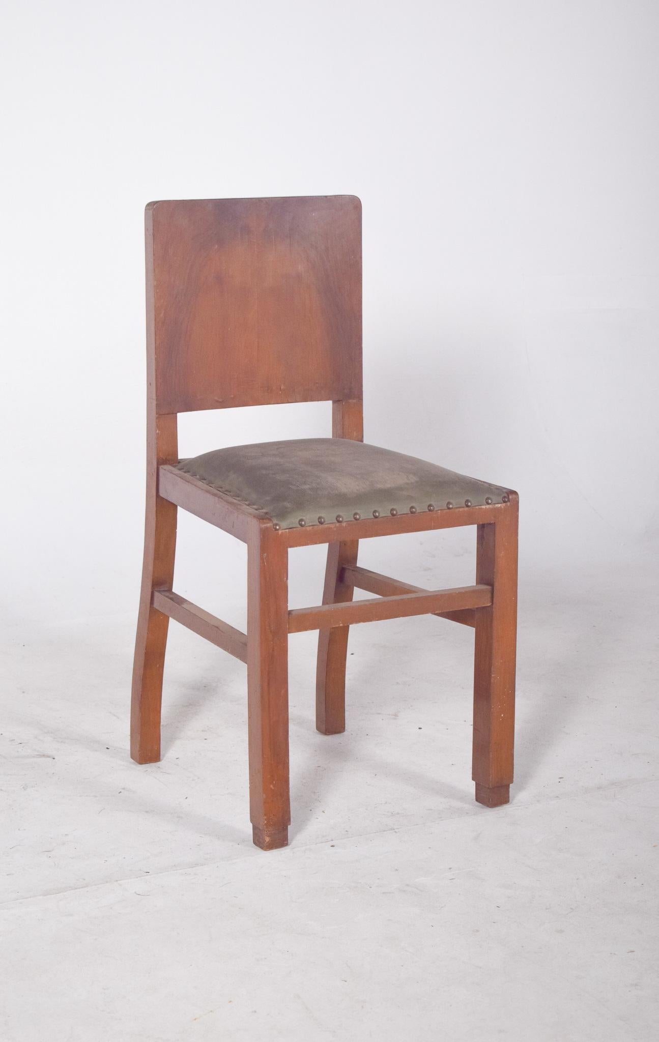 Chaise avec revêtement en cuir et clous. Avec un dossier droit et plat, il présente un design fonctionnel et robuste, avec des caractéristiques typiques du mobilier scolaire ou institutionnel du milieu du XXe siècle. La structure est composée de