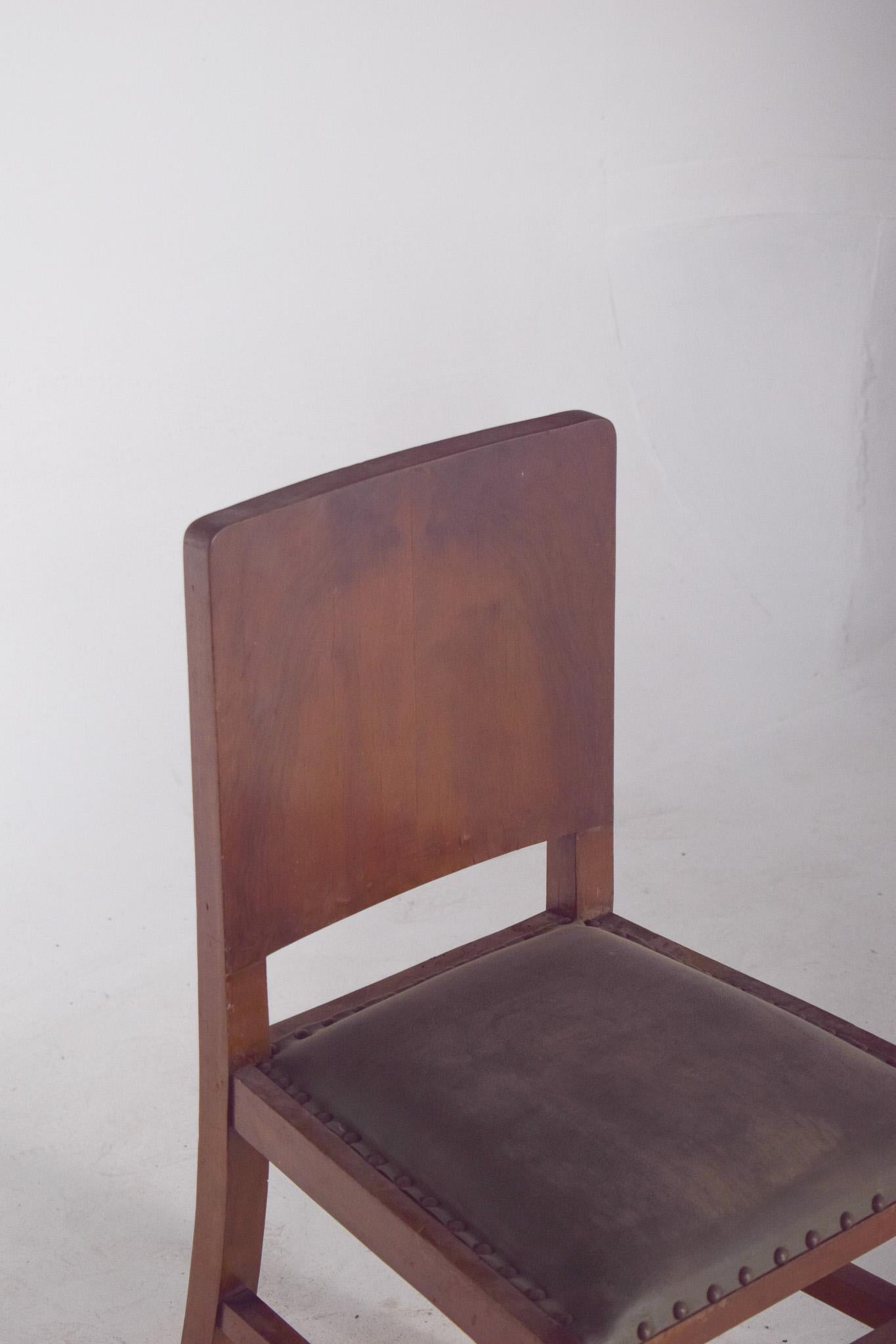 Portugais Chaise du 20ème siècle avec tapisserie en cuir et clous en vente