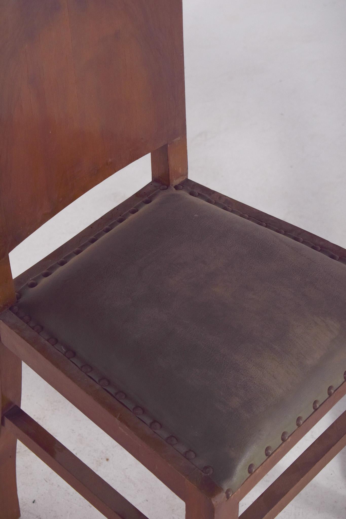 Chaise du 20ème siècle avec tapisserie en cuir et clous État moyen - En vente à Lisboa, Lisboa