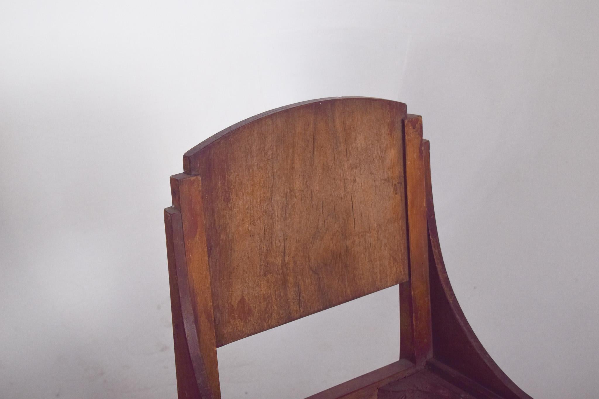 Chaise de salle à manger à dossier incurvé de style déco du 20e siècle en vente 1