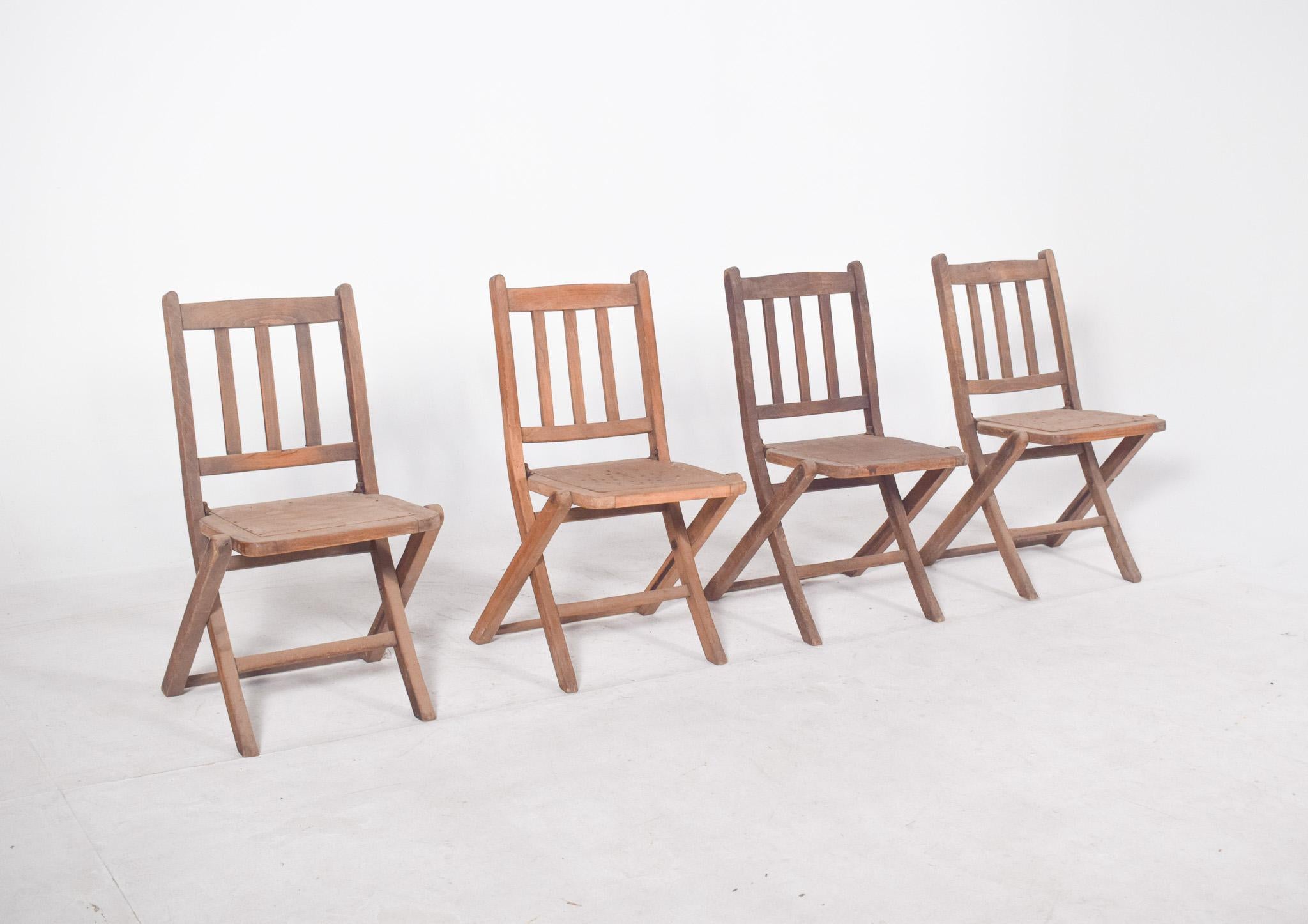 Altro Set di quattro sedie Foldes in legno del XX secolo in vendita