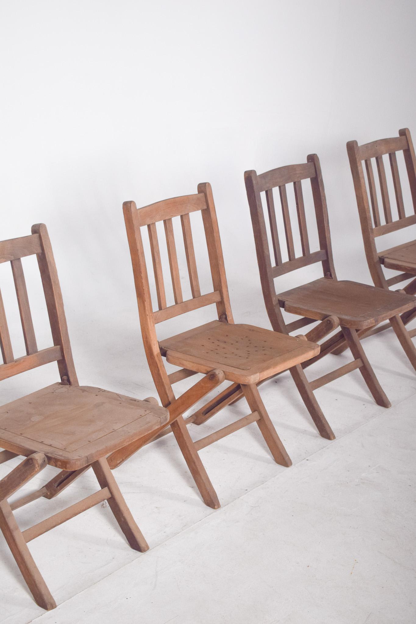 Portoghese Set di quattro sedie Foldes in legno del XX secolo in vendita