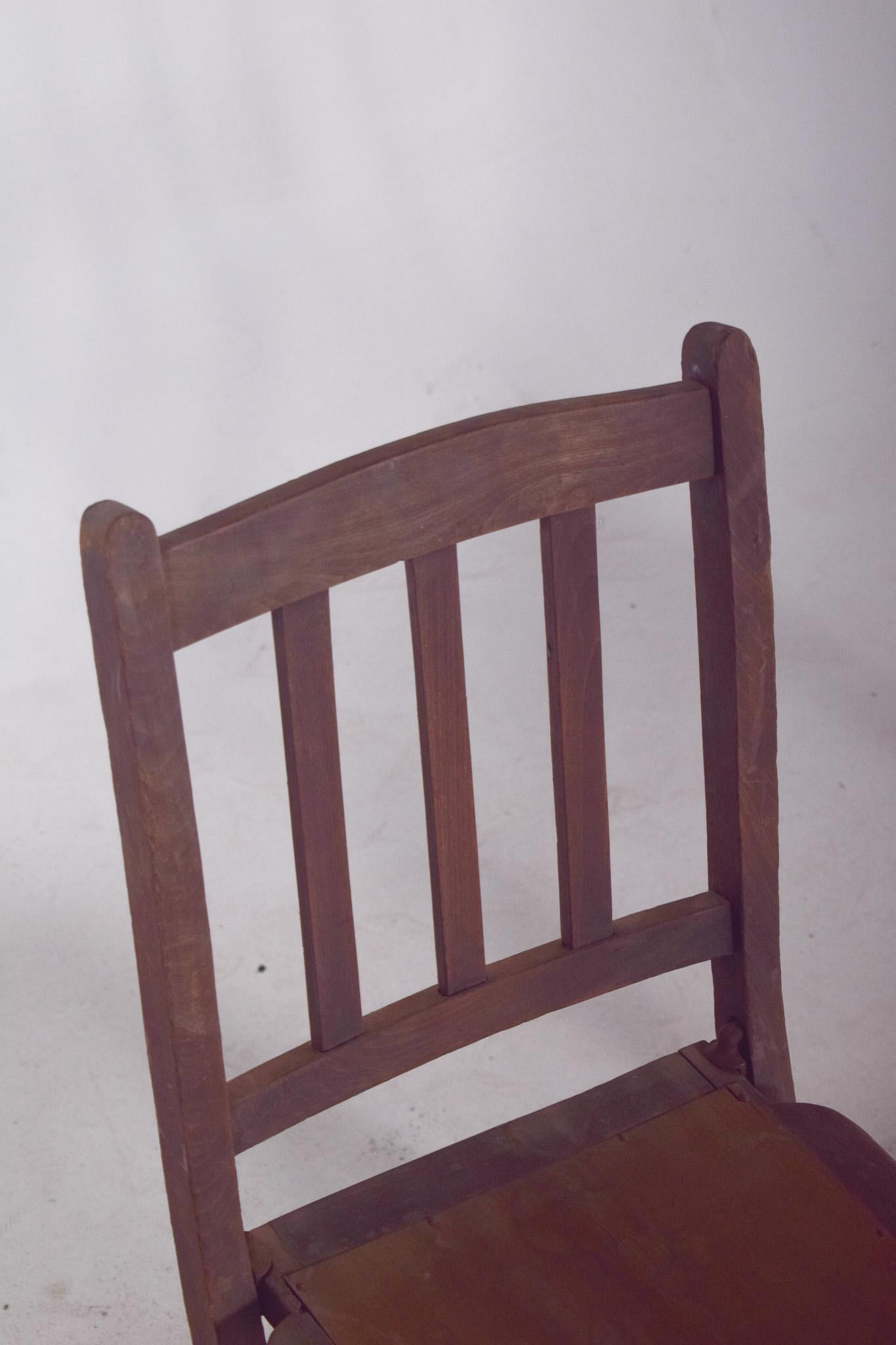 Set di quattro sedie Foldes in legno del XX secolo in vendita 1