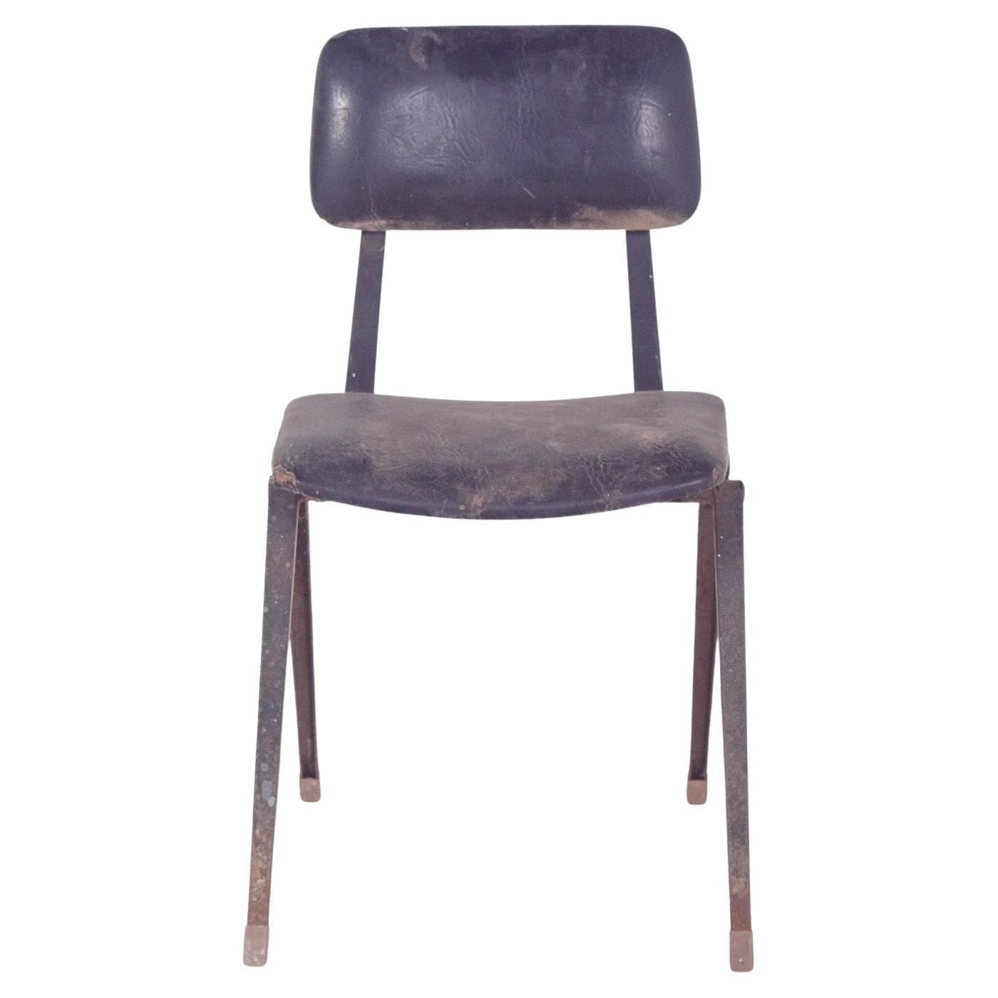 Metallstuhl des 20. Jahrhunderts, gepolstert mit schwarzem Kunstleder im Angebot