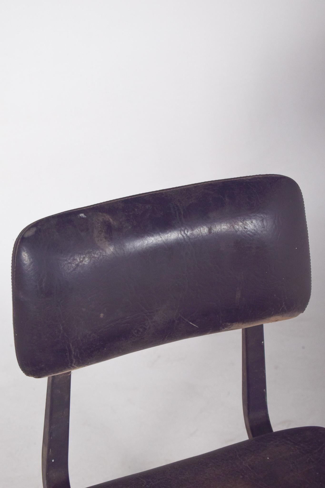Metallstuhl des 20. Jahrhunderts, gepolstert mit schwarzem Kunstleder (Portugiesisch) im Angebot