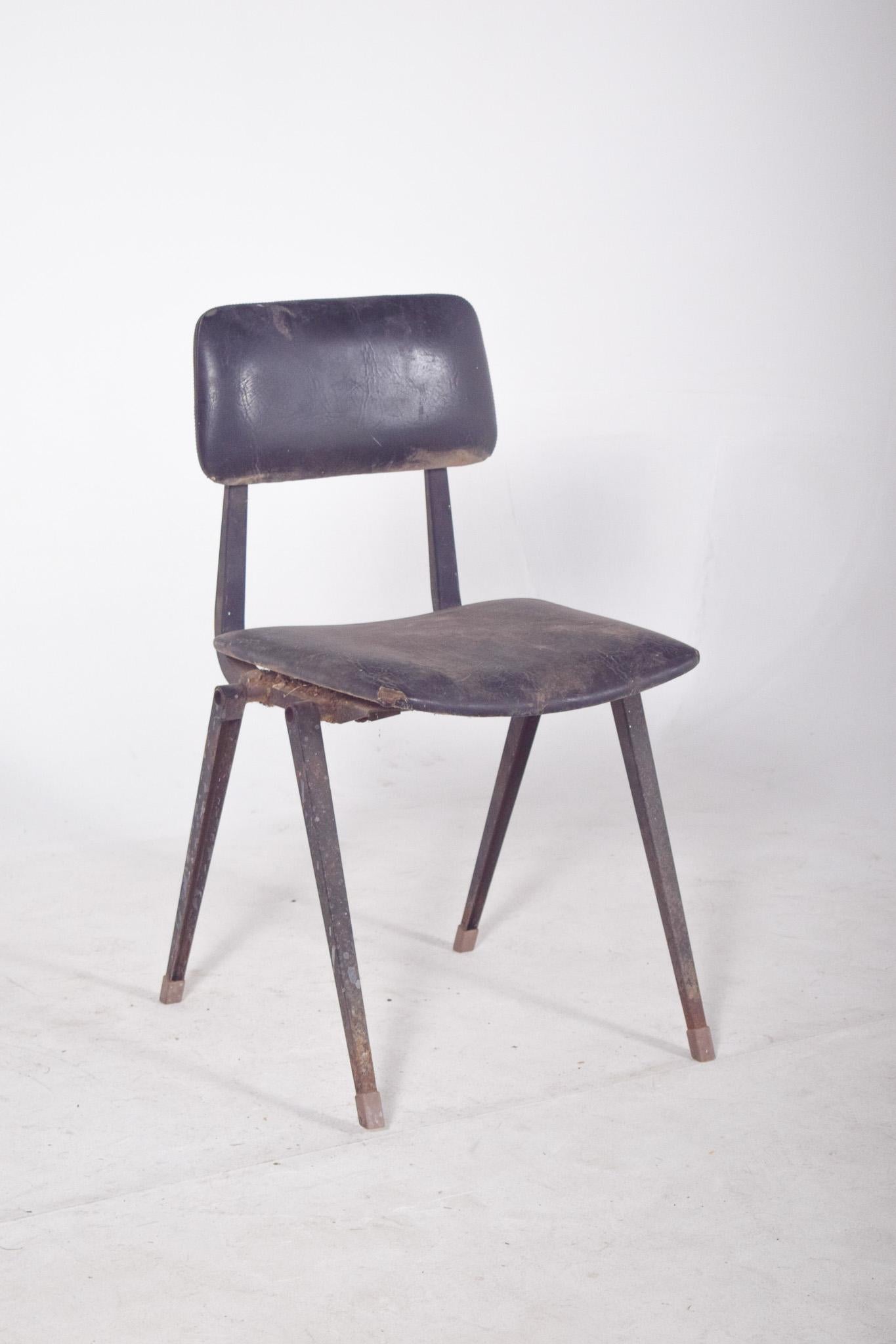 Metallstuhl des 20. Jahrhunderts, gepolstert mit schwarzem Kunstleder (Moderne der Mitte des Jahrhunderts) im Angebot