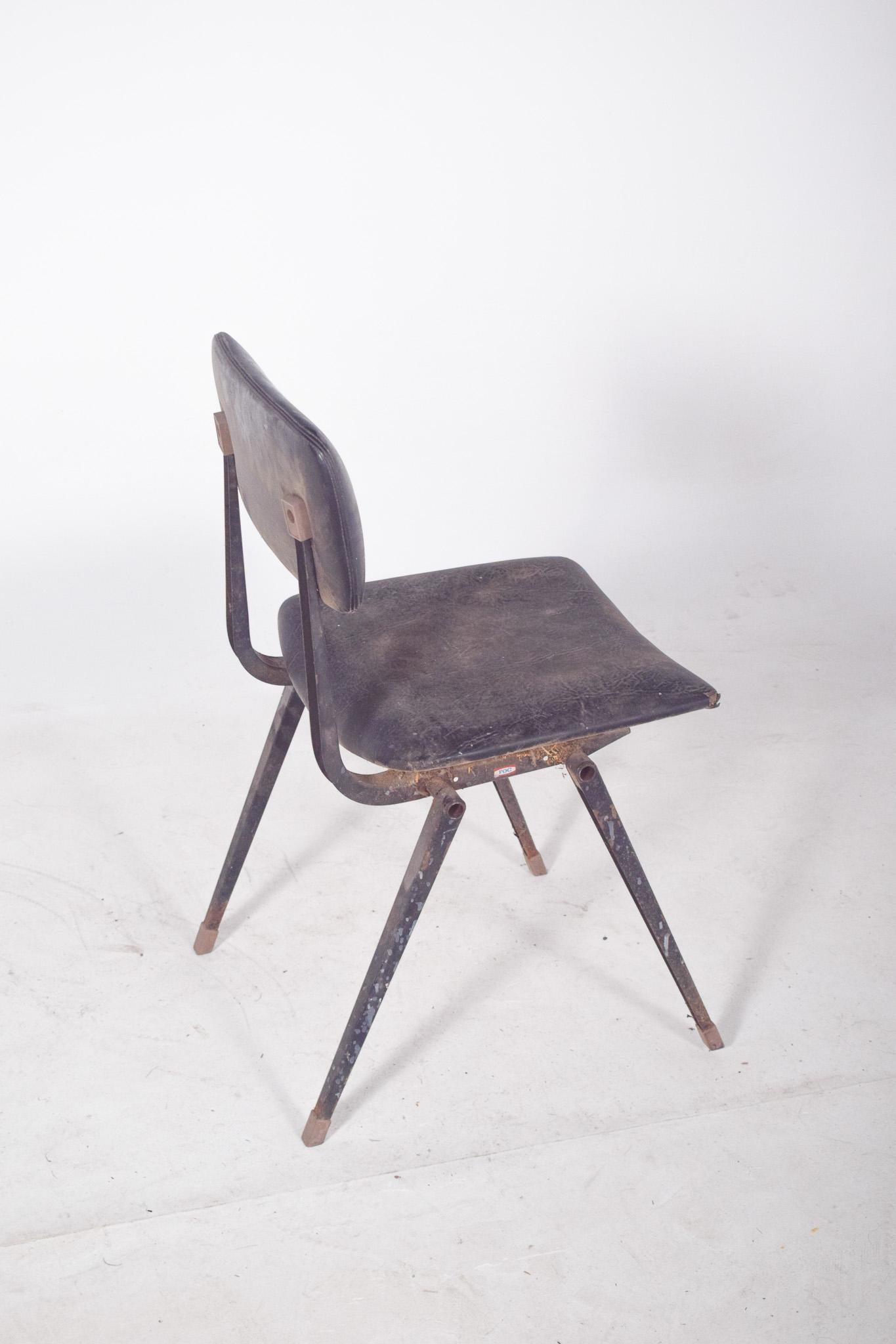 Metallstuhl des 20. Jahrhunderts, gepolstert mit schwarzem Kunstleder im Angebot 1