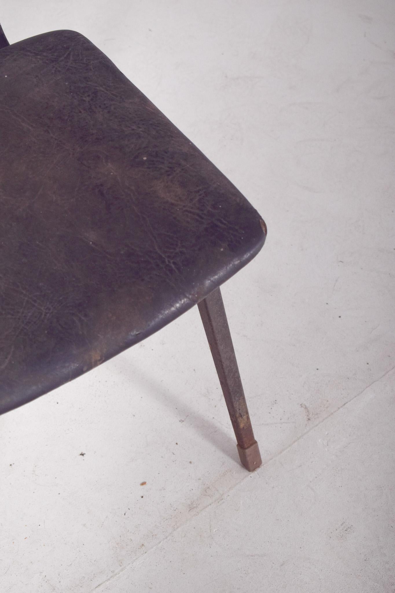 Metallstuhl des 20. Jahrhunderts, gepolstert mit schwarzem Kunstleder im Zustand „Starke Gebrauchsspuren“ im Angebot in Lisboa, Lisboa