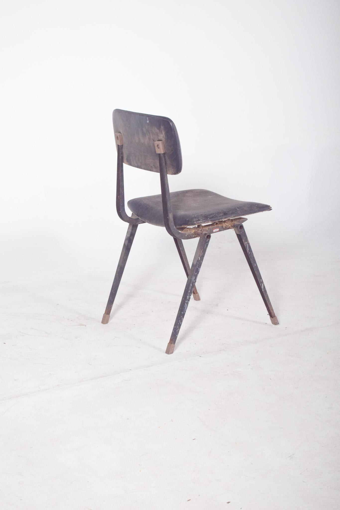 Metallstuhl des 20. Jahrhunderts, gepolstert mit schwarzem Kunstleder im Angebot 2