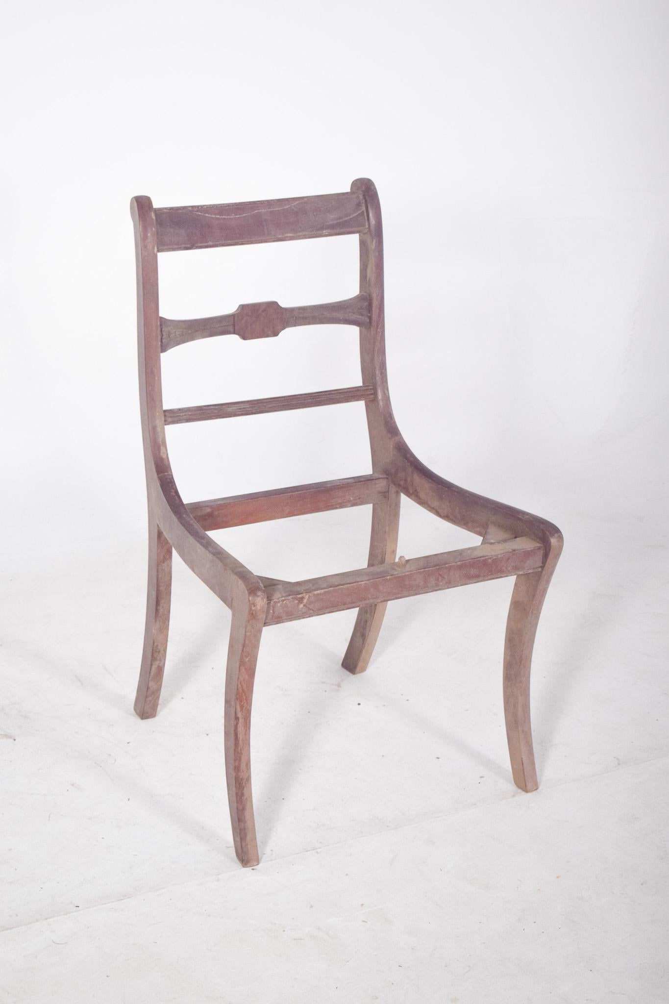 Sedia in stile impero con intarsi. Elegante, con curve pronunciate, evoca uno stile classico, probabilmente ispirato al design Impero o Regency del XIX secolo. Lo schienale è formato da tre traverse orizzontali, con quella centrale a forma di