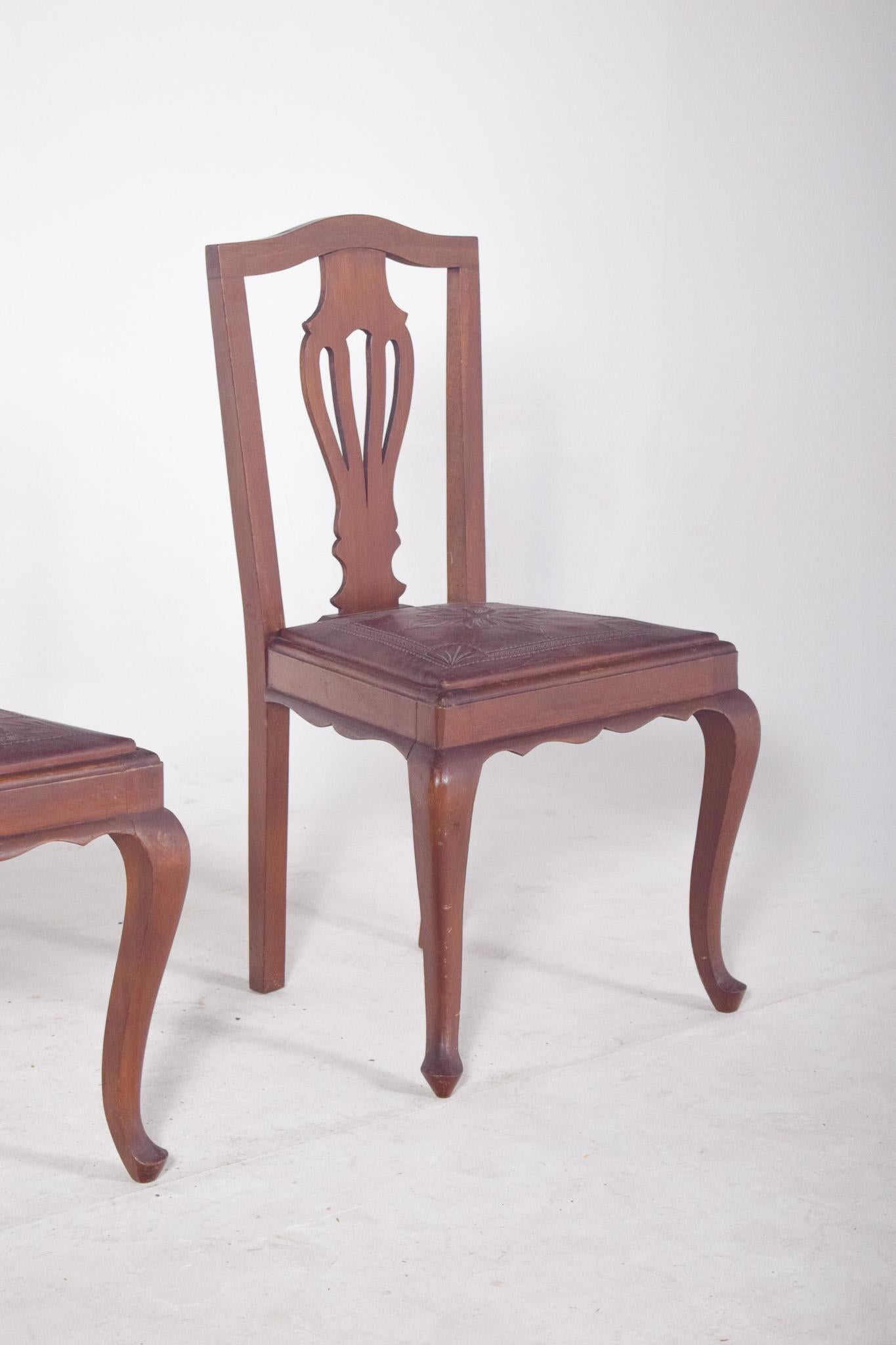 Portugais Paire de chaises du 20e siècle avec sièges en cuir gaufré en vente