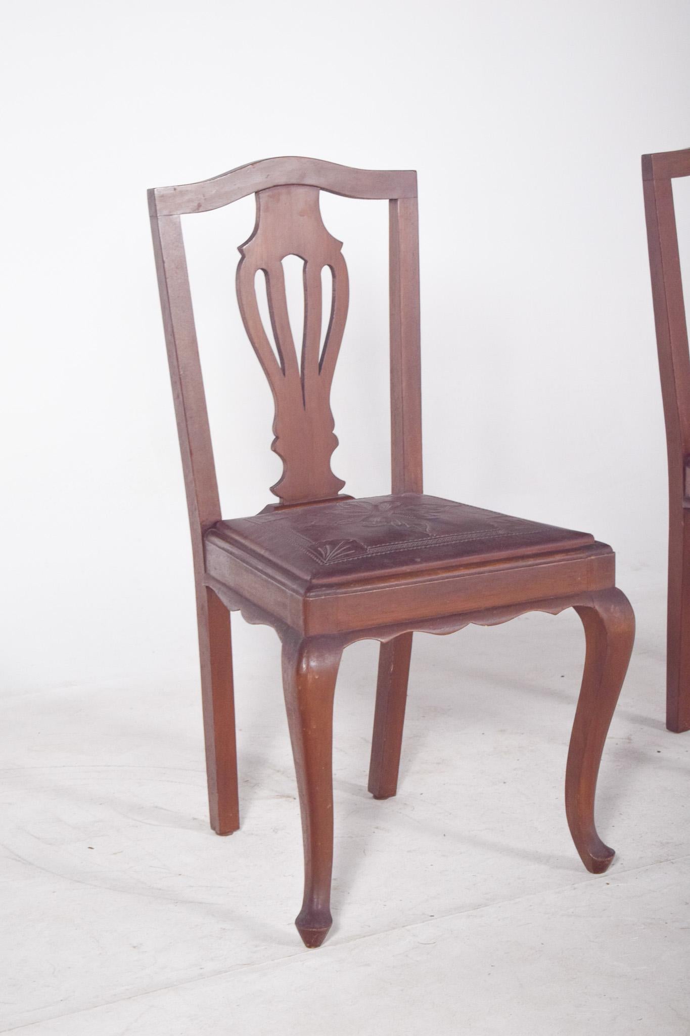 Autre Paire de chaises du 20e siècle avec sièges en cuir gaufré en vente