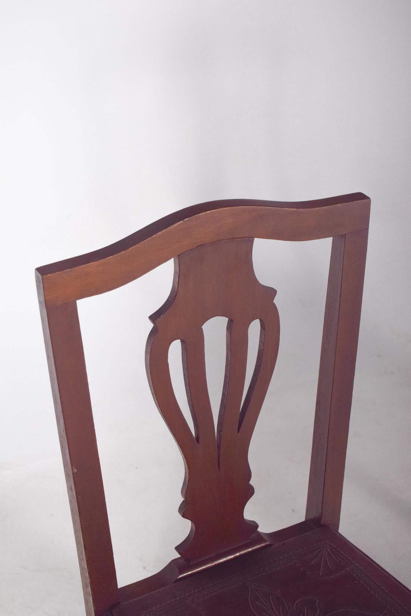 Milieu du XXe siècle Paire de chaises du 20e siècle avec sièges en cuir gaufré en vente