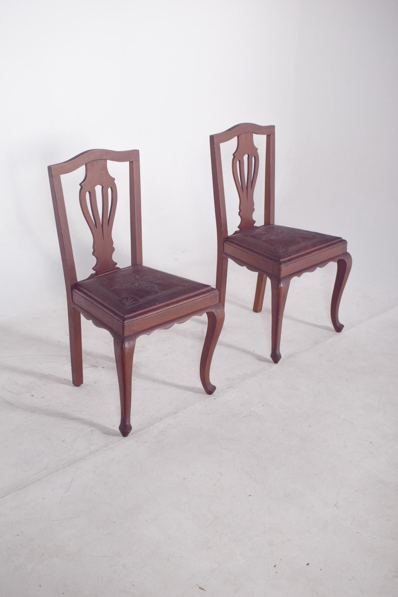 Paire de chaises du 20e siècle avec sièges en cuir gaufré État moyen - En vente à Lisboa, Lisboa
